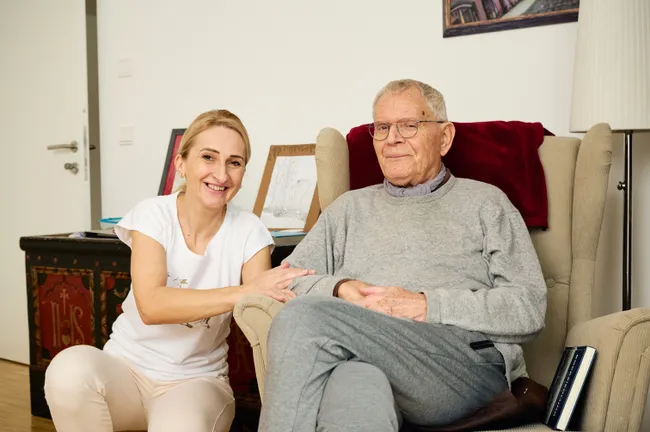 Betreuerin und Bewohner in einer Betreuten Wohngemeinschaft