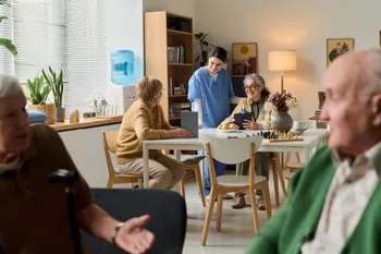 Illustration einer Betreuerin die einer ältere Dame Gesellschaft leistet